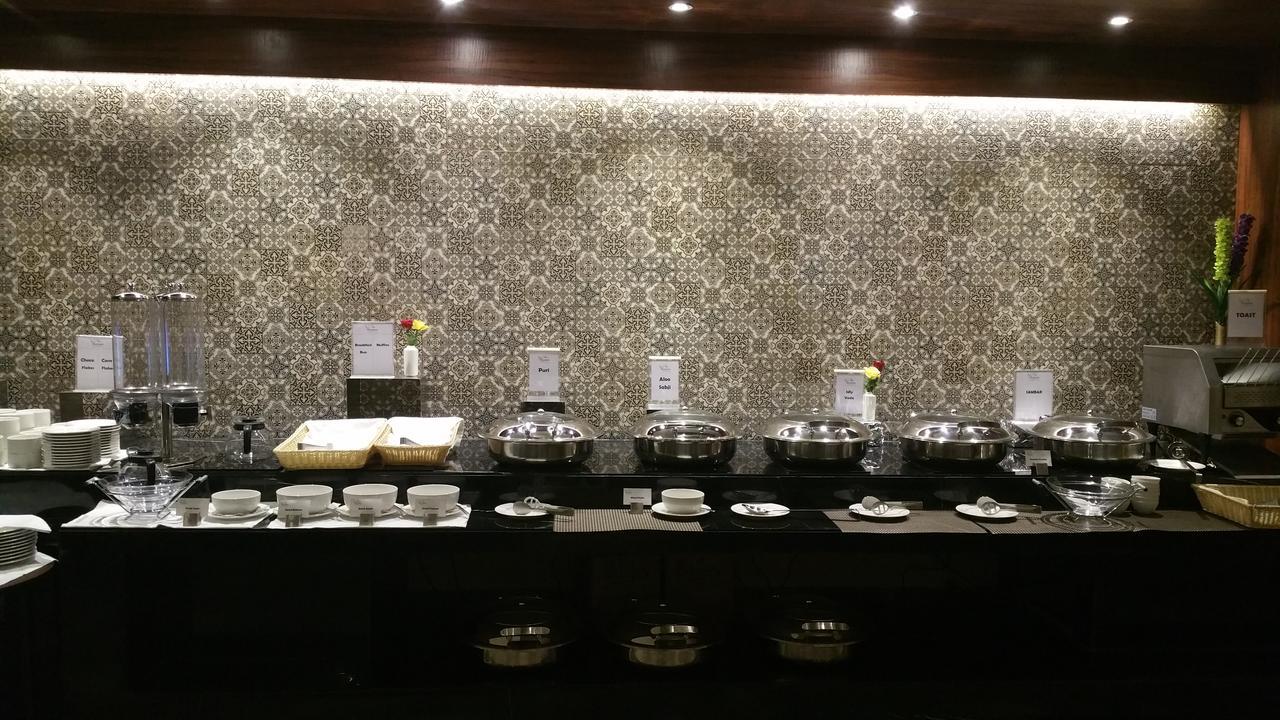M Crown Hotel Shillong Exterior foto